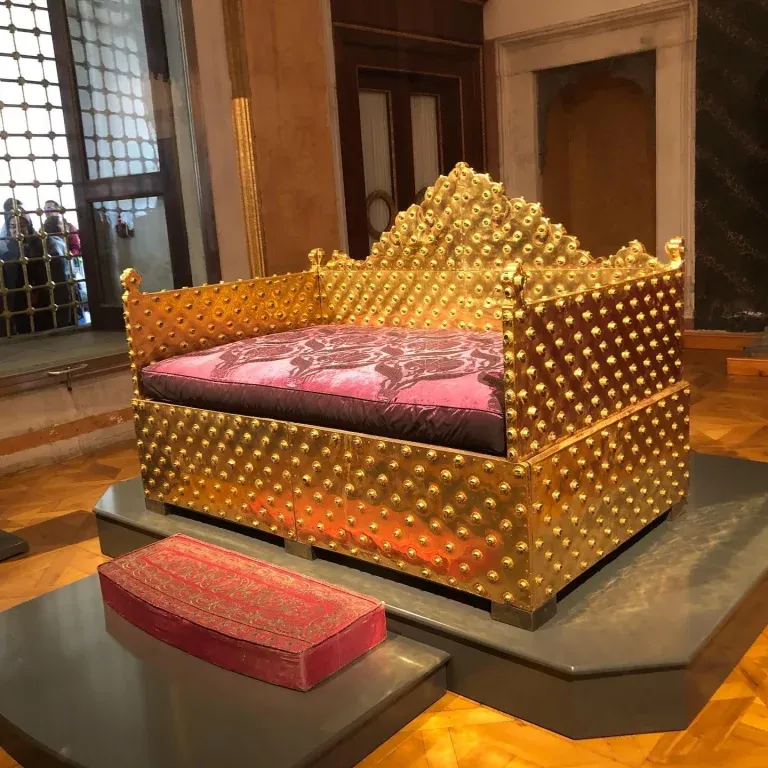 sürgüne gönderilen hükümdarlar